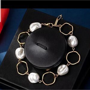 Pearl and gold bracelet